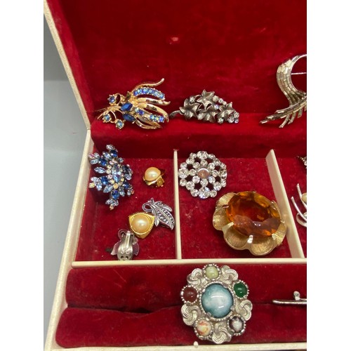 242 - jewellery box with collection of vintage brooches