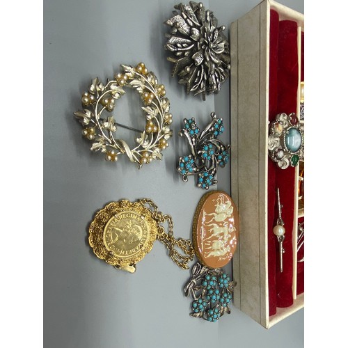 242 - jewellery box with collection of vintage brooches