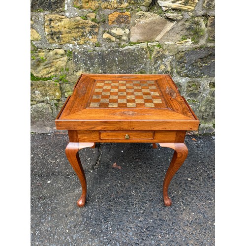 18 - A rosewood games table with reversible chess & backgammon top with queen anne legs
61cm x 61cm x 62c... 