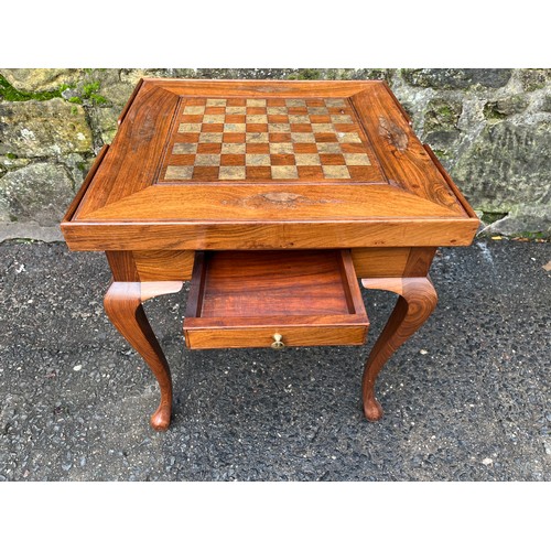 18 - A rosewood games table with reversible chess & backgammon top with queen anne legs
61cm x 61cm x 62c... 