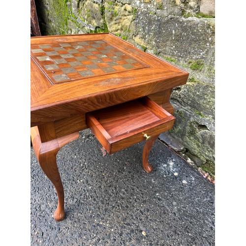 18 - A rosewood games table with reversible chess & backgammon top with queen anne legs
61cm x 61cm x 62c... 