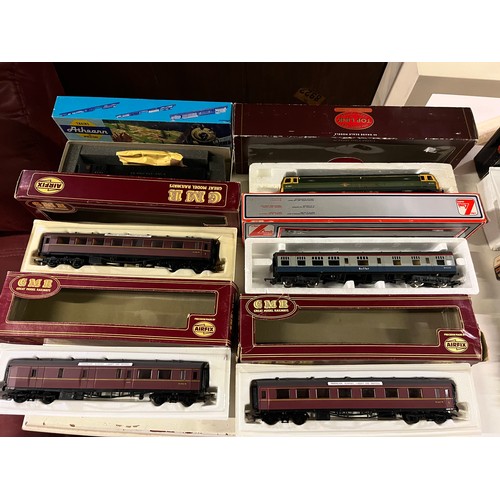 102 - Collection of engines and carriages (boxed) to include HO Athearn, Hornby, Lima and Airfix GMR.  (1)