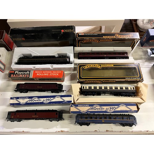 110 - Collection of railway engines, carriages and rolling stock (boxed) to include PEMCO, Mainline, 00-H0... 