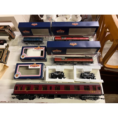 121 - Collection of 5 Bachman railway rolling stock (boxed) and 1 Lima 