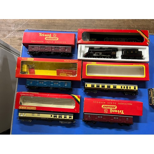 51 - Collection of Triang/Hornby railway engine, coal wagon and carriages (boxed) (4)