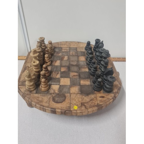 323 - Vintage chess board with 2 drawers & chess pieces.