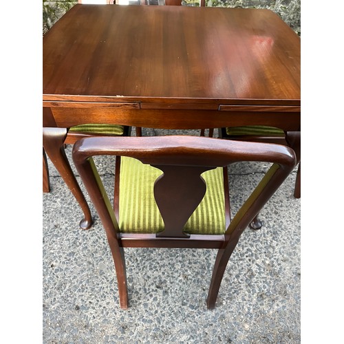 380 - Vintage mahogany extending dining table with 4 matching chairs.