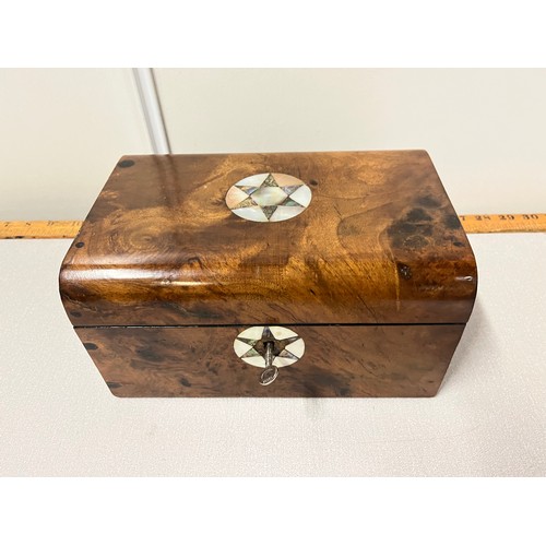 16 - Antique burr walnut jewellery box with mother of pearl inlay. 
25cm x 12cm x 16cm