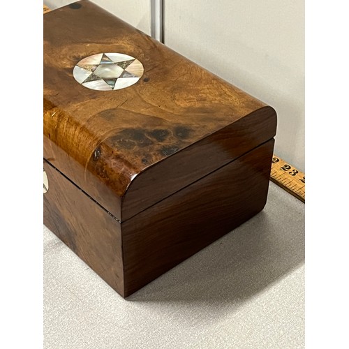 16 - Antique burr walnut jewellery box with mother of pearl inlay. 
25cm x 12cm x 16cm