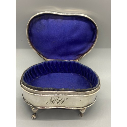 31 - Solid silver MB Hallmarked trinket box on four legs with mother of pearl flower design. 168g.