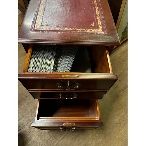 108 - Leather topped 2 drawer file cabinet with files & key.
50cm x 67cm x 60cm