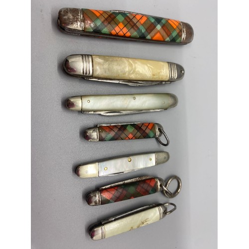 188 - 7 x mother of pearl and tartan fruit knives.