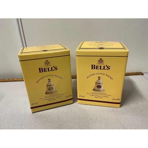 283 - 2 x Boxed full & sealed Bells whisky decanters 70cl , ting tog pluff Christmas 2008 & 5 Queens Chris... 