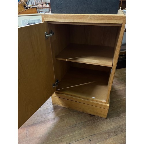 531 - Oak podium/storage cabinet with hammer & gavel