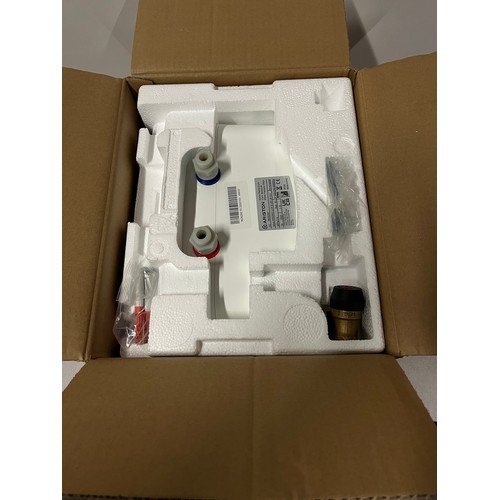 556 - New & boxed Ariston Andris 6 Lux electric water heater.