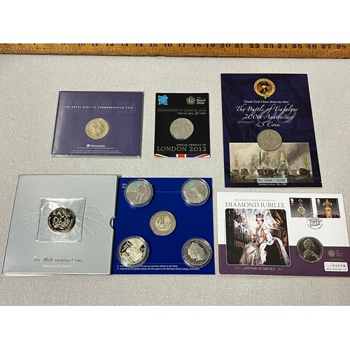 33 - Collection of 10 x £5 coins to include London Olympics, Winston Churchill, Royal Navy etc.