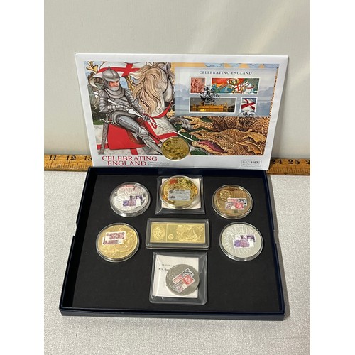 36 - Collection of 8 collectors coins to include St George's day & various British bank note coins along ... 