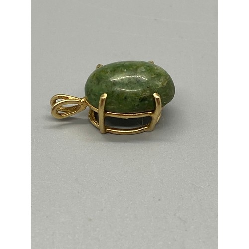 136 - 9ct gold and jade pendant.