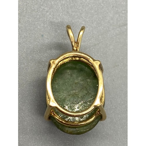 136 - 9ct gold and jade pendant.