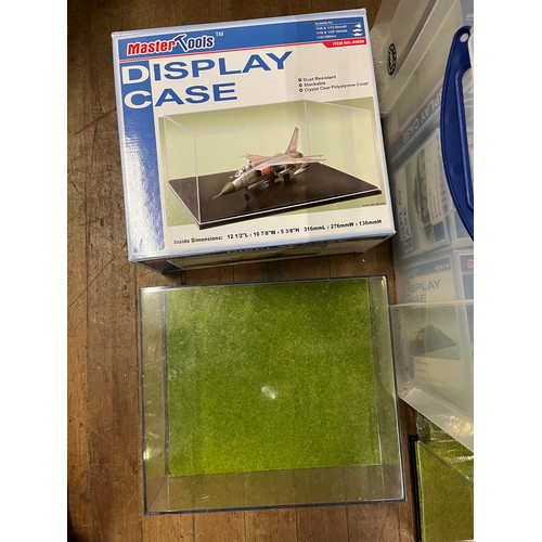 290 - box of large model diplay cases