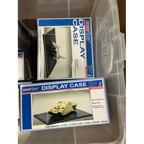 290 - box of large model diplay cases