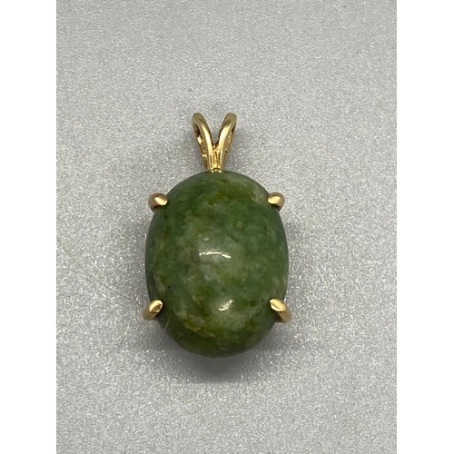 136 - 9ct gold and jade pendant.