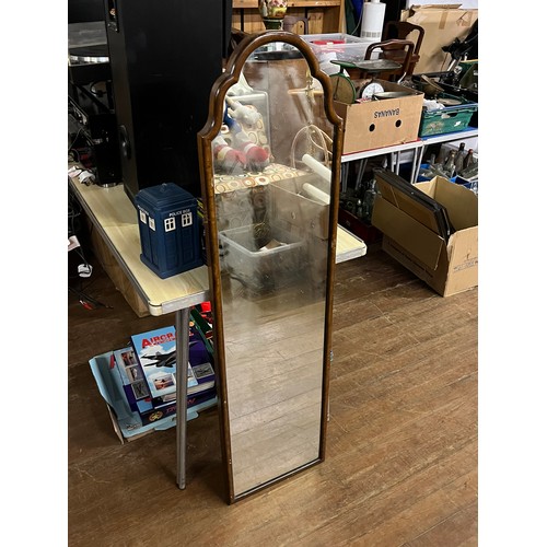 524 - Vintage wood framed mirror.
125cm l