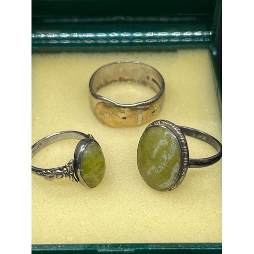 13 - selection of 5 silver rings to include yellow agate etc