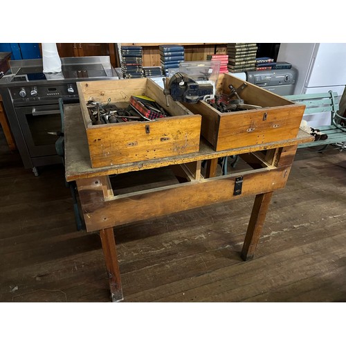 245 - carpenters work bench to include tools & vice
106cm l x 76cm d 90cm h