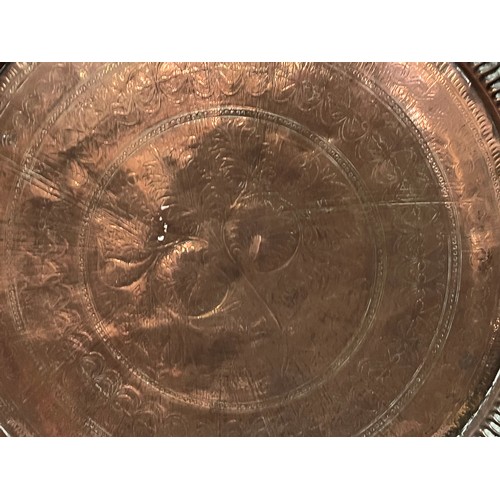 211 - Large heavy copper tray & round wall plaque 
67cm diameter