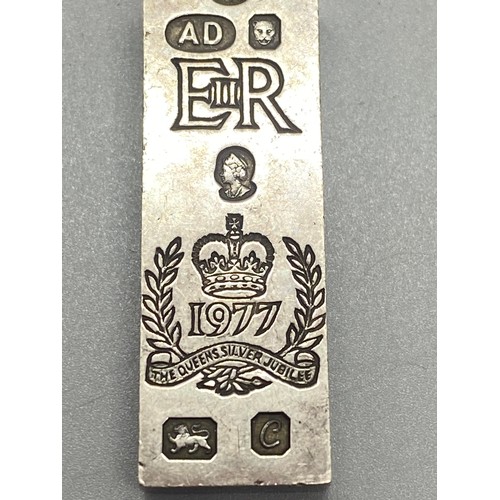 254 - 1977 silver jubilee silver ingot and chain. 41.09g