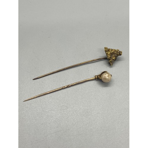 283 - Antique 9ct yellow gold claw and pearl pin along with 22/24ct gold nugget attached to gilt pin. 7 gr... 