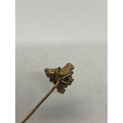 283 - Antique 9ct yellow gold claw and pearl pin along with 22/24ct gold nugget attached to gilt pin. 7 gr... 