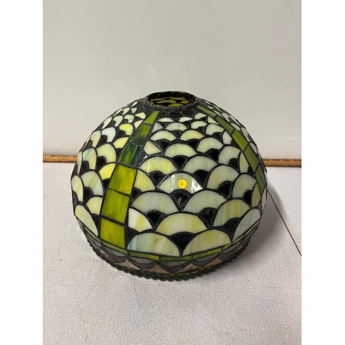 124 - Large/heavy vintage lead glass tiffany style lamp shade.
30cm diameter 22cm h approx