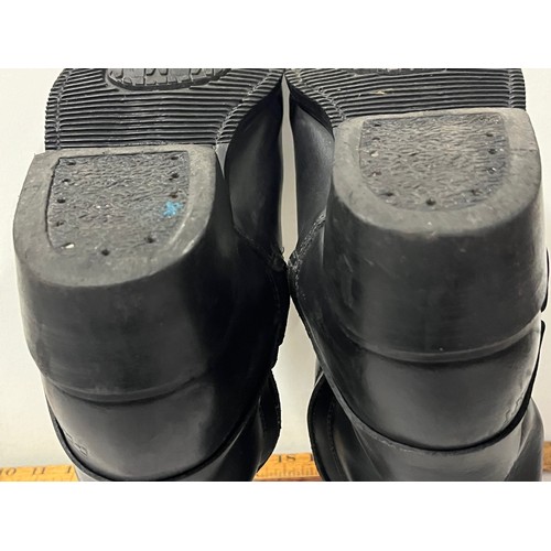 91 - a pair of prexport motorcycle boots size 8