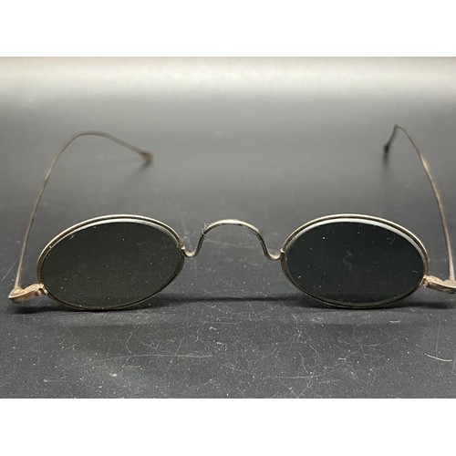 47 - 2 pairs of Georgian spectacles 1 pair tinted.