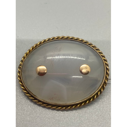 17 - Victorian 9ct gold & white agate brooch