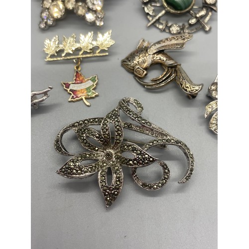 145 - 7 x vintage costume brooches to include marcasite Hollywood brooch.