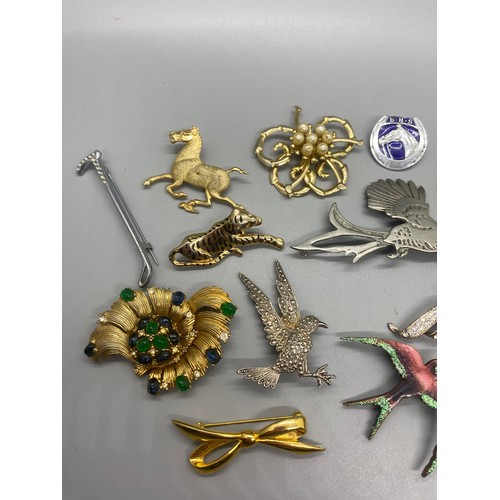 136 - Selection of vintage brooches.