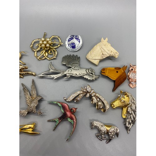 136 - Selection of vintage brooches.