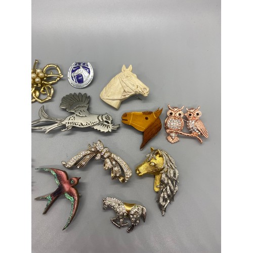 136 - Selection of vintage brooches.