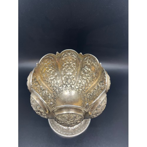 192 - 19th century Indian Kashmiri silver posy bowl/vase with makers mark VK stamped to the base. 326g
14c... 