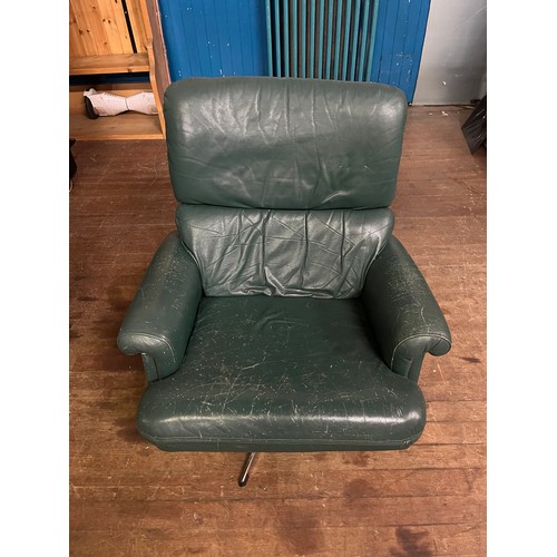 445 - Mid century green leather swivel armchair.
(needs attention)