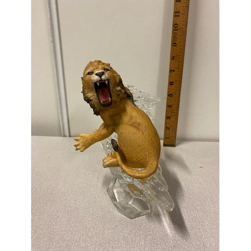 101 - Franklin Mint cats of the world 'Lion' porcelain lion on Austrian glass base with original box. 25 x... 