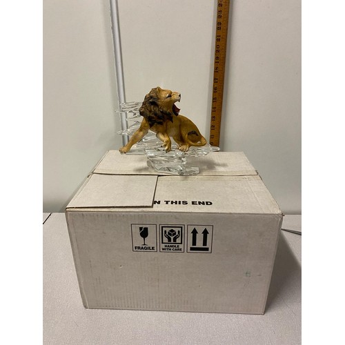 101 - Franklin Mint cats of the world 'Lion' porcelain lion on Austrian glass base with original box. 25 x... 