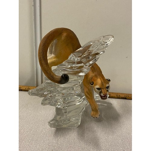 104 - Franklin Mint cats of the world 'Cougar' porcelain cougar on Austrian glass base with original box.
... 