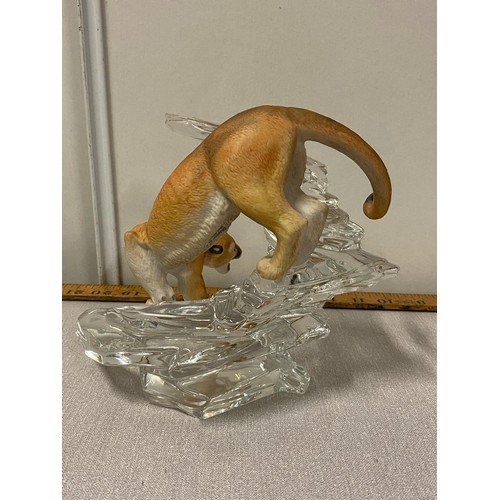 104 - Franklin Mint cats of the world 'Cougar' porcelain cougar on Austrian glass base with original box.
... 