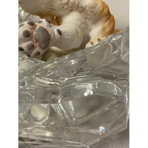 104 - Franklin Mint cats of the world 'Cougar' porcelain cougar on Austrian glass base with original box.
... 