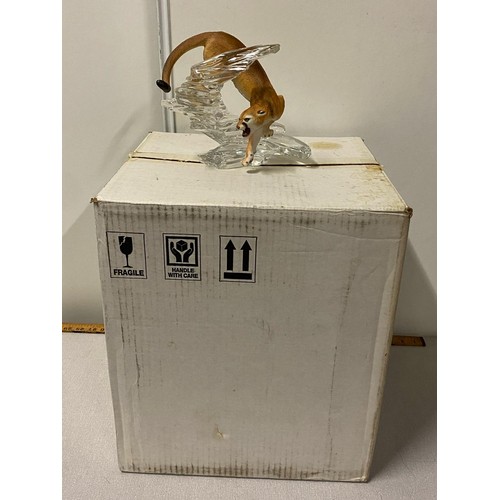 104 - Franklin Mint cats of the world 'Cougar' porcelain cougar on Austrian glass base with original box.
... 