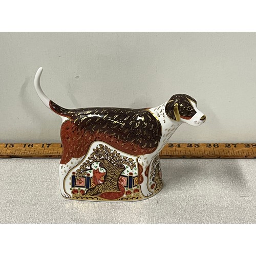 123 - Royal Crown Derby gold button Foxhound with box and certificate. 19cm long